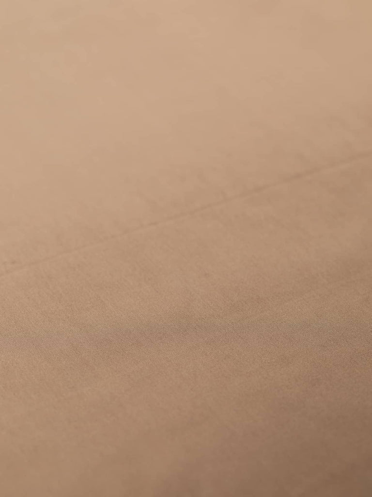 Glossy caramel-colored lining fabric, 144cm wide, crafted from a blend of viscose and acetate in a fine satin weave. This light and stable fabric provides a soft, silky touch with a lustrous sheen and a cool, drapey feel, ideal for classic tailoring and elegant linings in coats, waistcoats, and accessories.